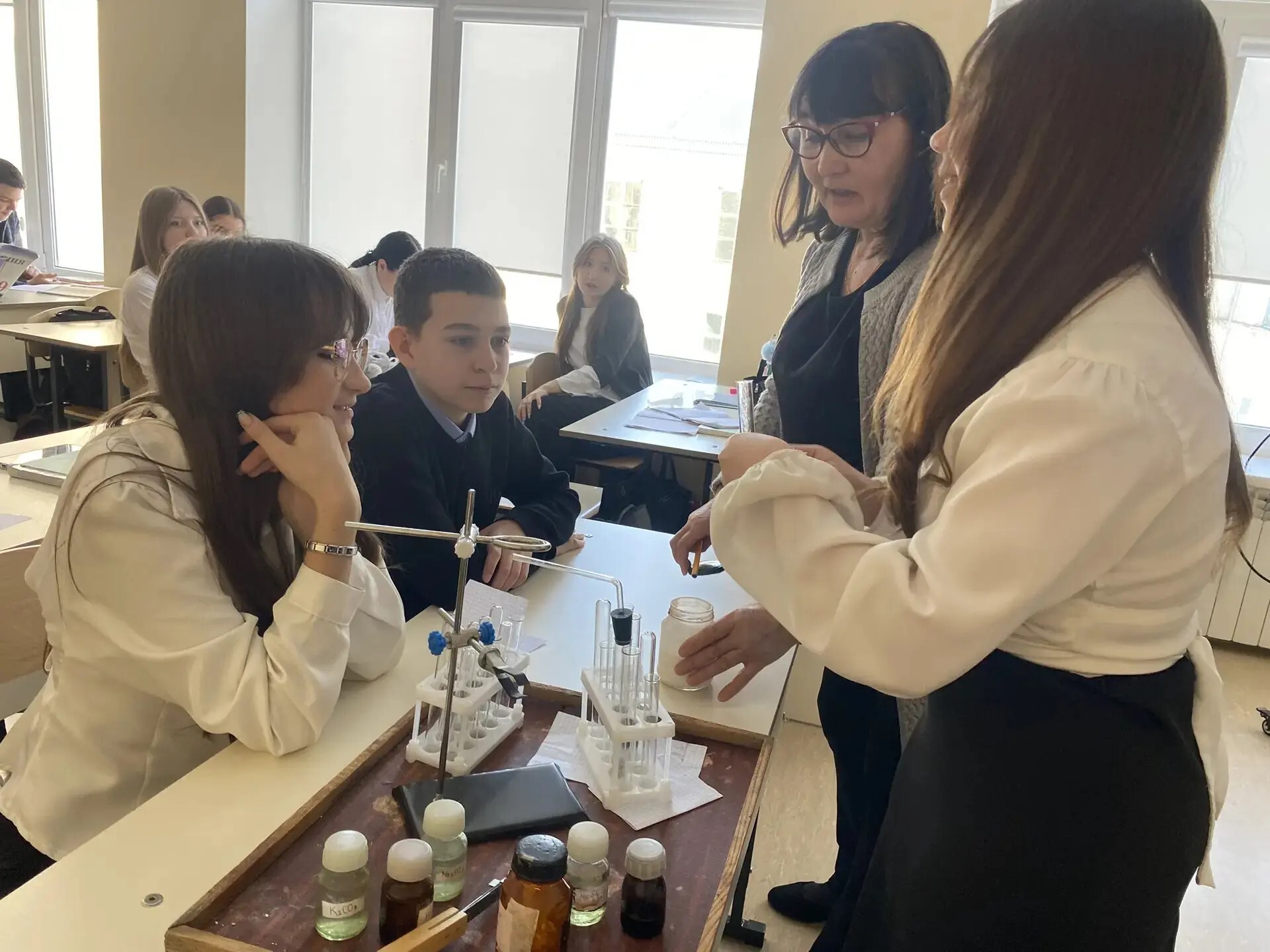 Открытый урок химии в «Точке роста»: изучаем углекислый газ и карбонат ионы.