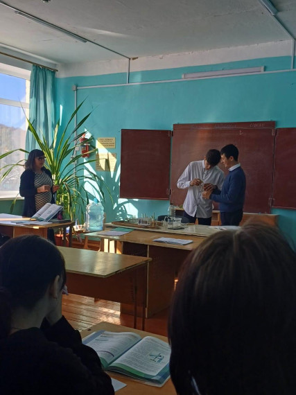 В 9 классе прошел открытый урок по химии.